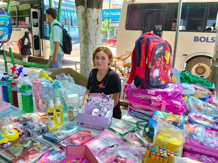 Las mujeres presentan distintos productos que pueden ser adquiridos por quienes visitan la Feria del Emprendimiento.