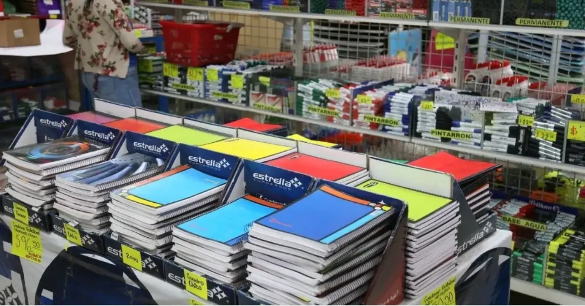 Familias de Culiacán aprovechan la entrega gratuita de uniformes y útiles escolares