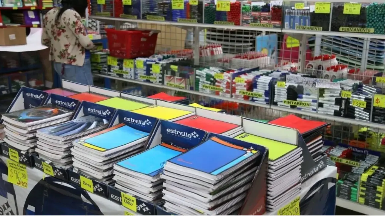 Con la entrega de útiles escolares y uniformes, los padres de familia reciben un descanso en su economía. Foto: Cortesía.