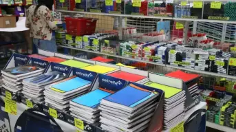 Familias de Culiacán aprovechan la entrega gratuita de uniformes y útiles escolares