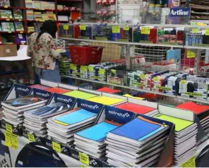 Familias de Culiacán aprovechan la entrega gratuita de uniformes y útiles escolares