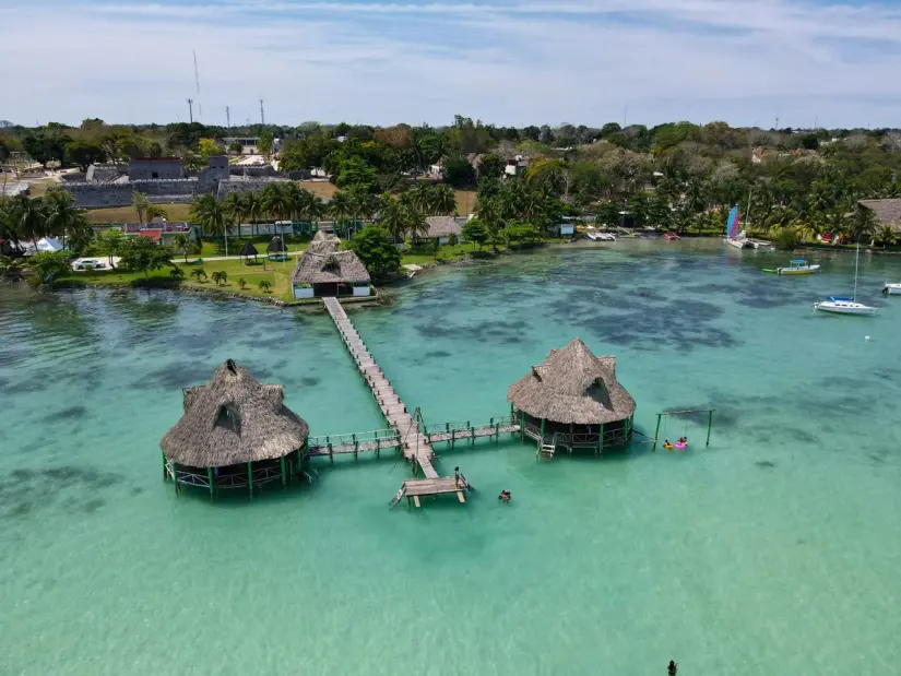 Disfruta de los columpios de playa Bacalar. Foto: Unsplash. 