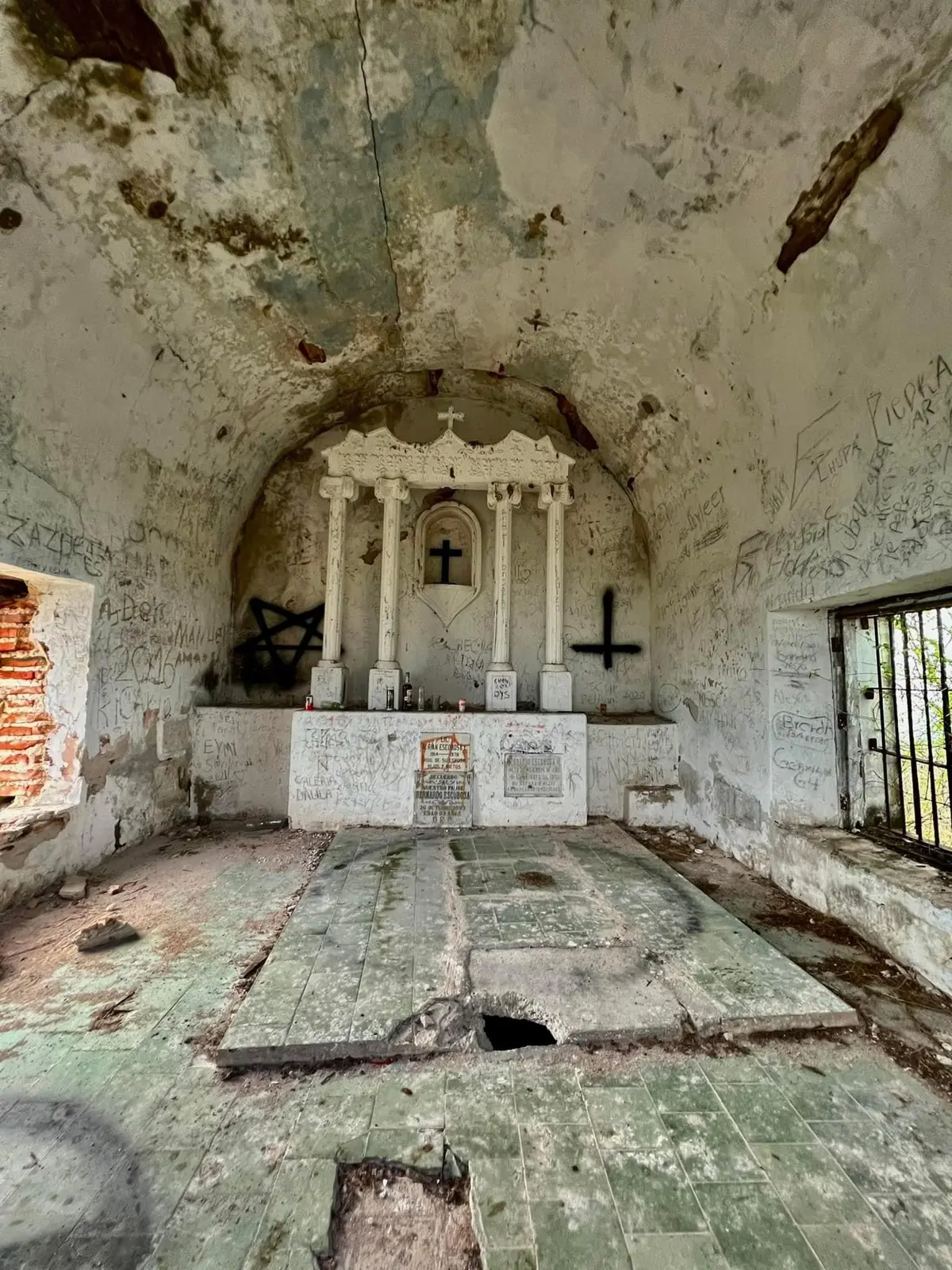 Capilla del Diablo en San Ignacio, donde descansan los restos de Bernardo Escobosa. Capilla del Diablo en San Ignacio, donde descansan los restos de Bernardo Escobosa.