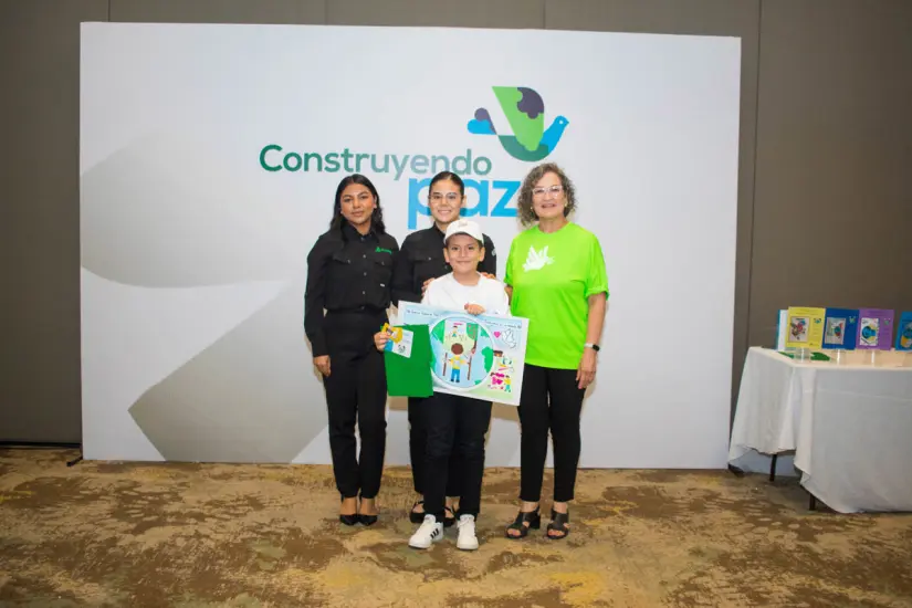 Eiker Javier recibió el primer lugar del concurso impulsado por Construyendo Paz. Eiker Javier recibió el primer lugar del concurso impulsado por Construyendo Paz. Foto: Lino Ceballos.