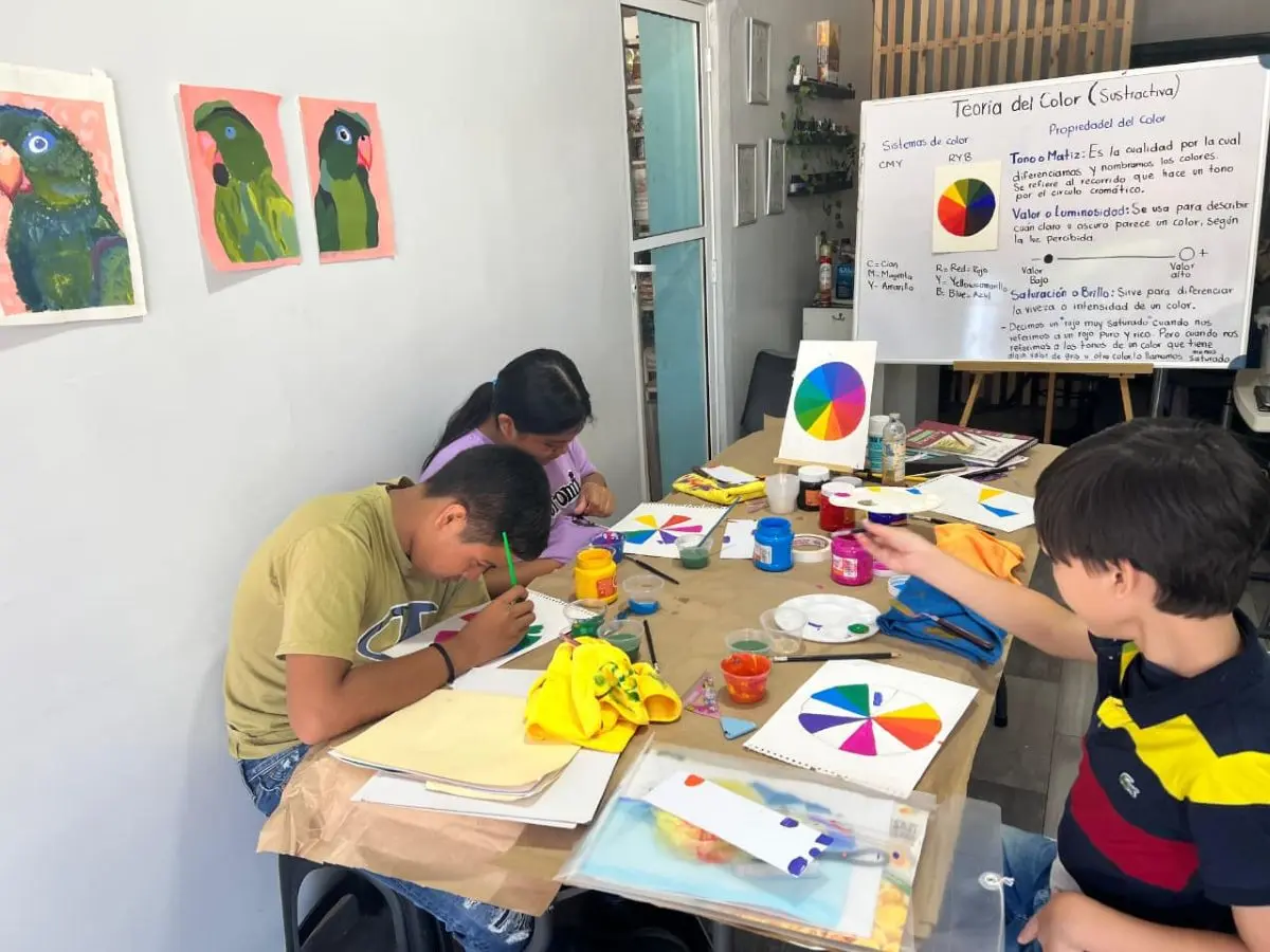 El Verano Artístico, coordinado por Yajaira Santiago Hernández y su familia, acerca el arte y la cultura a la niñez de la comunidad