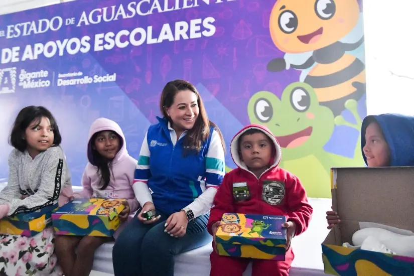 Entrega de útiles escolares, tenis y zapatos en Aguascalientes Entrega de útiles escolares, tenis y zapatos en Aguascalientes. Foto: Cortesía