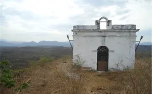 La Capilla del Diablo, la misteriosa tumba que domina San Ignacio desde lo alto