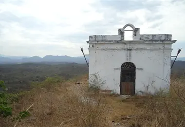 La Capilla del Diablo, la misteriosa tumba que domina San Ignacio desde lo alto
