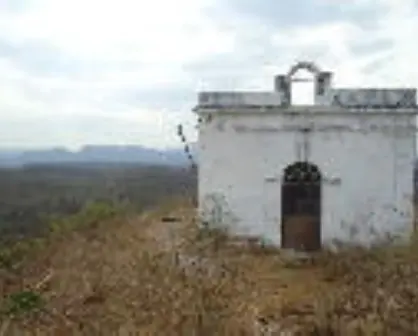 La Capilla del Diablo, la misteriosa tumba que domina San Ignacio desde lo alto