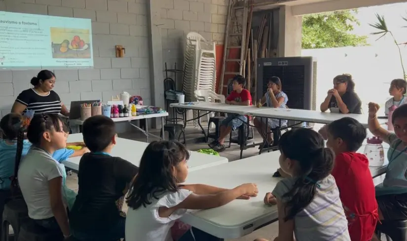 Niñas y niños de Villa Juárez desarrollaron su creatividad durante los talleres de pintura en el Verano Artístico.