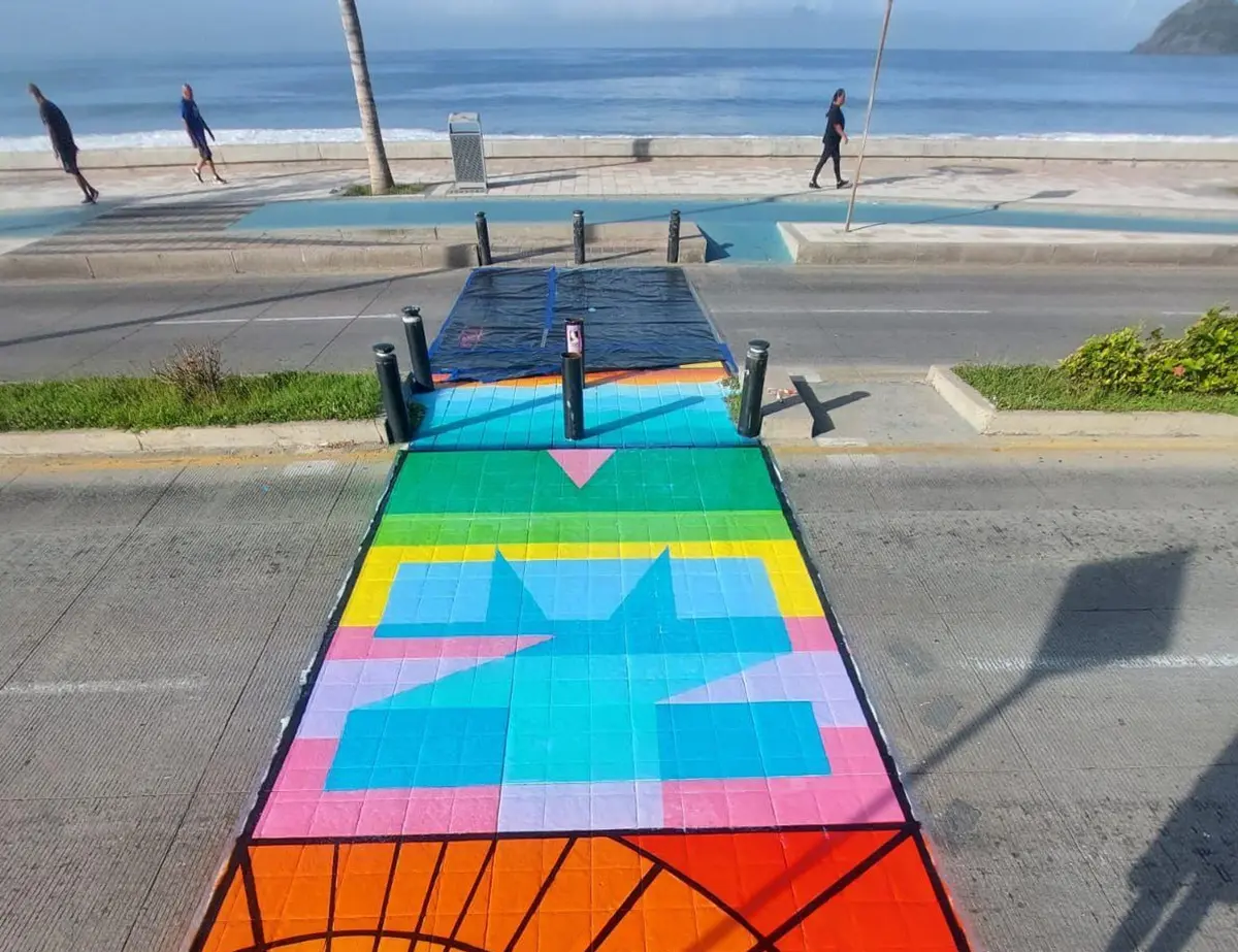 Mazatlán celebra el Día del Peatón con pasos peatonales artísticos en la avenida Del Mar.