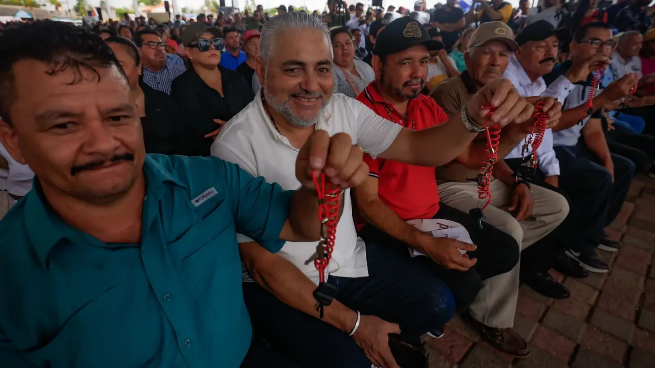 Los pescadores de la región costera de Navolato recibieron los motores marinos para mejorar sus oportunidades laborales y económicas. Fotos: Cortesía.