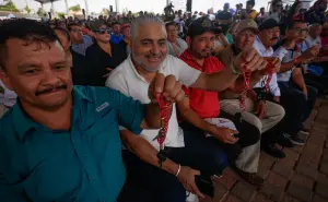 Pescadores de Navolato reciben pangas y motores para fortalecer su trabajo y cuidar las bahías