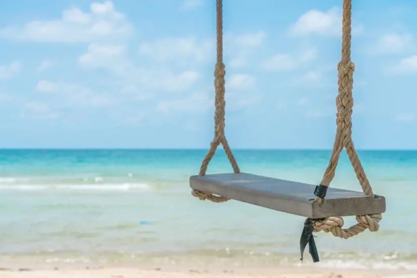 Conoce cuáles son las playas que tienen columpios en México. Foto: Freepik. 