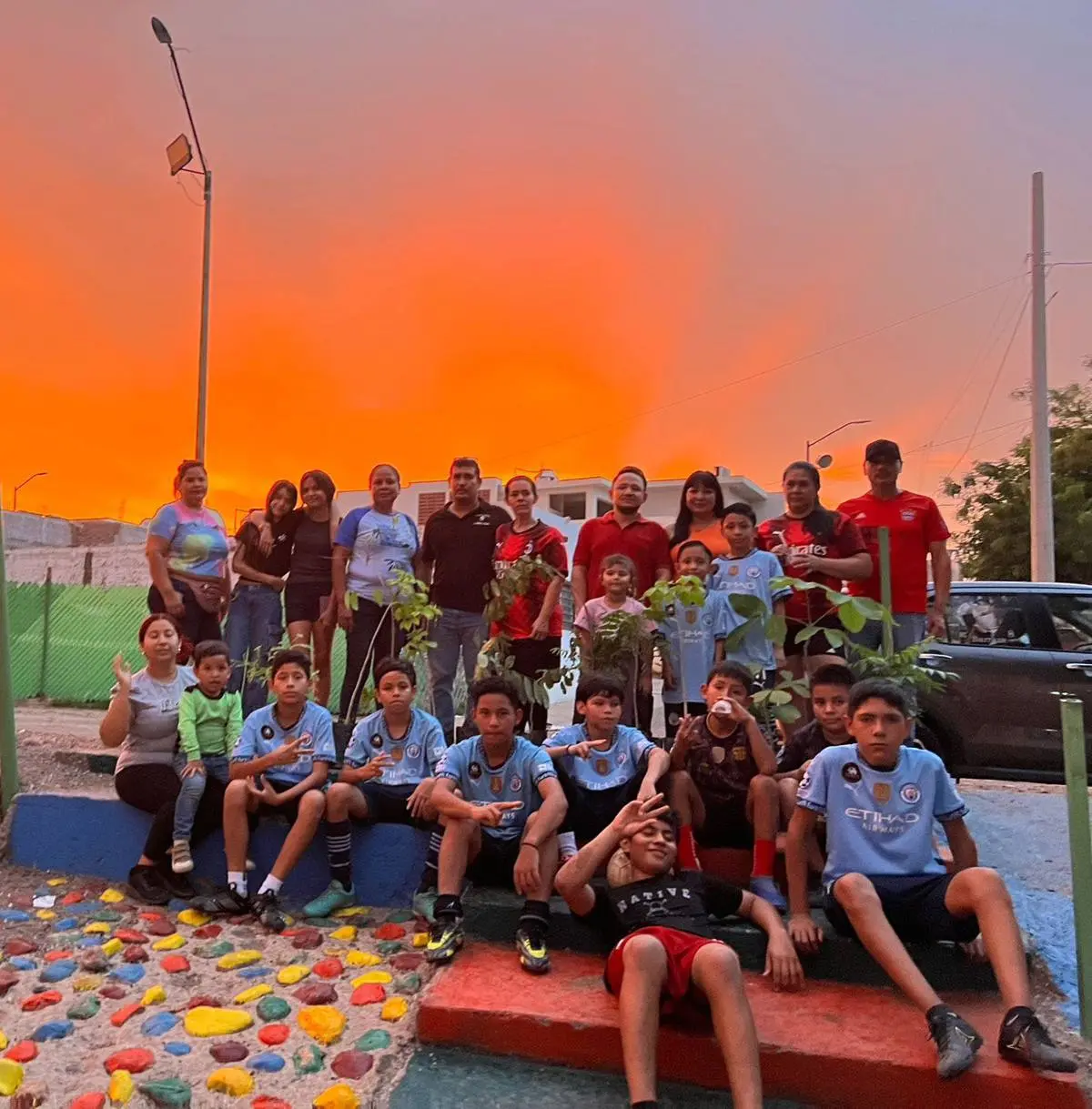 Con palas y sonrisas, la Unidad Deportiva Progreso Los Ayales se llena de vida al plantar 20 árboles. Con palas y sonrisas, la Unidad Deportiva Progreso Los Ayales se llena de vida al plantar 20 árboles. Foto: Cortesía