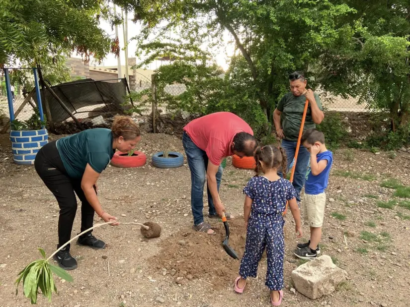 Vecinos de la colonia Progreso unen manos y corazones para llenar de vida el parque de Los Ayales Vecinos de la colonia Progreso unen manos y corazones para llenar de vida el parque de Los Ayales. Foto: Cortesía