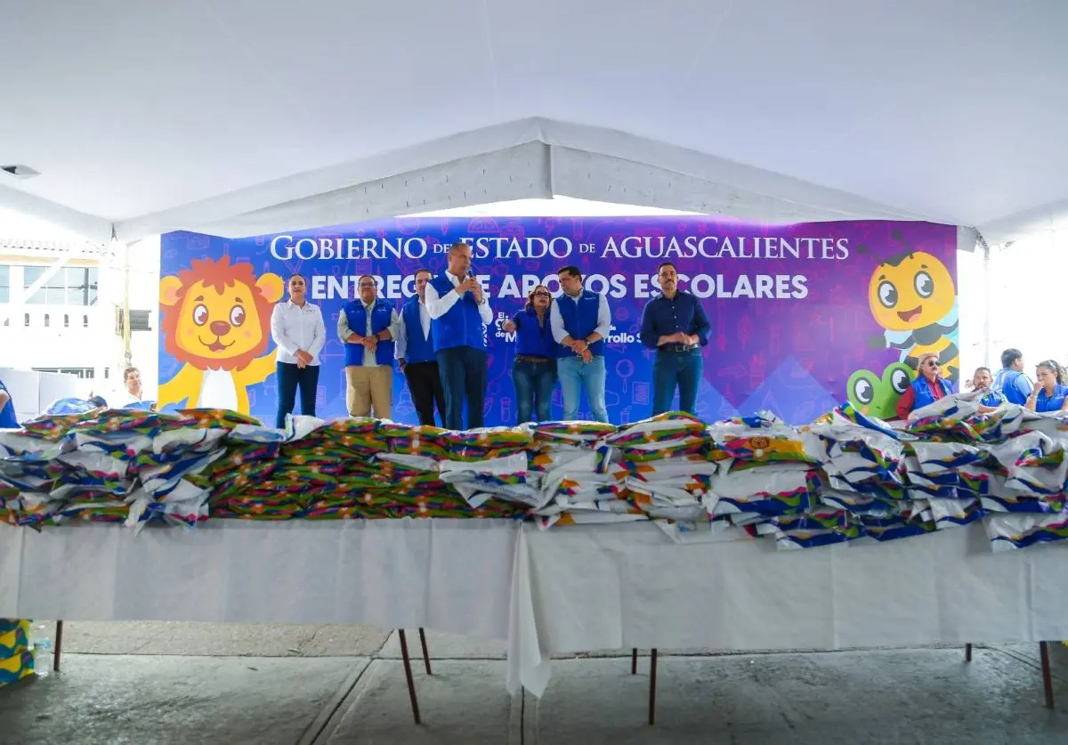 Entrega de útiles escolares y zapatos gratis en Aguascalientes. Foto: Cortesía