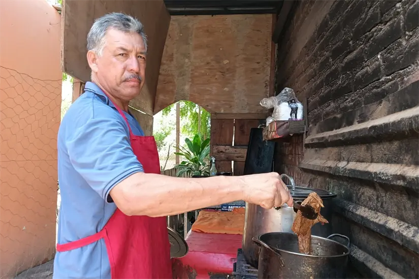 Manuel López Higuera lleva nueve años dedicados a este oficio que aprendió de su esposa en Loma de Rodriguera.