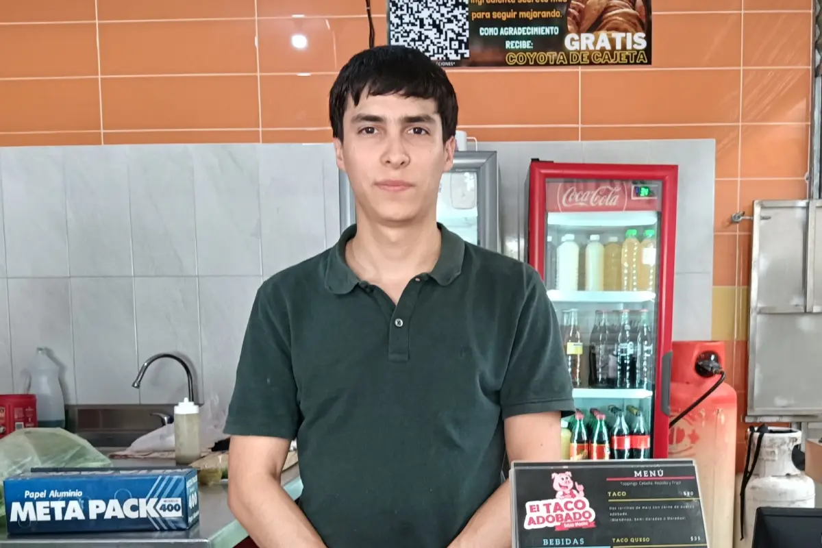 Esta es la tercera vez que Diego Jiménez reabre su negocio, El Taco Adobado, pero no ha sido en vano cerrar y volver a empezar. Con cada experiencia adquiere conocimientos y aprende a mejorar las cosas. | Imágenes de Francisco Castro