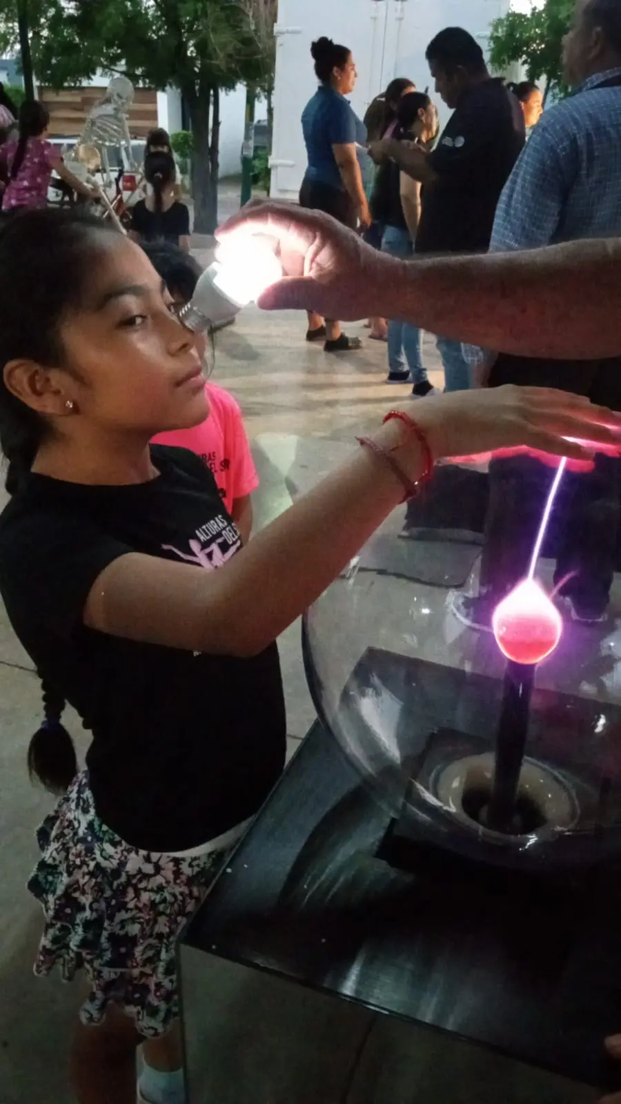 Algunos experimentos causaron mucha curiosidad por los pequeños asistentes. Algunos experimentos causaron mucha curiosidad por los pequeños asistentes.