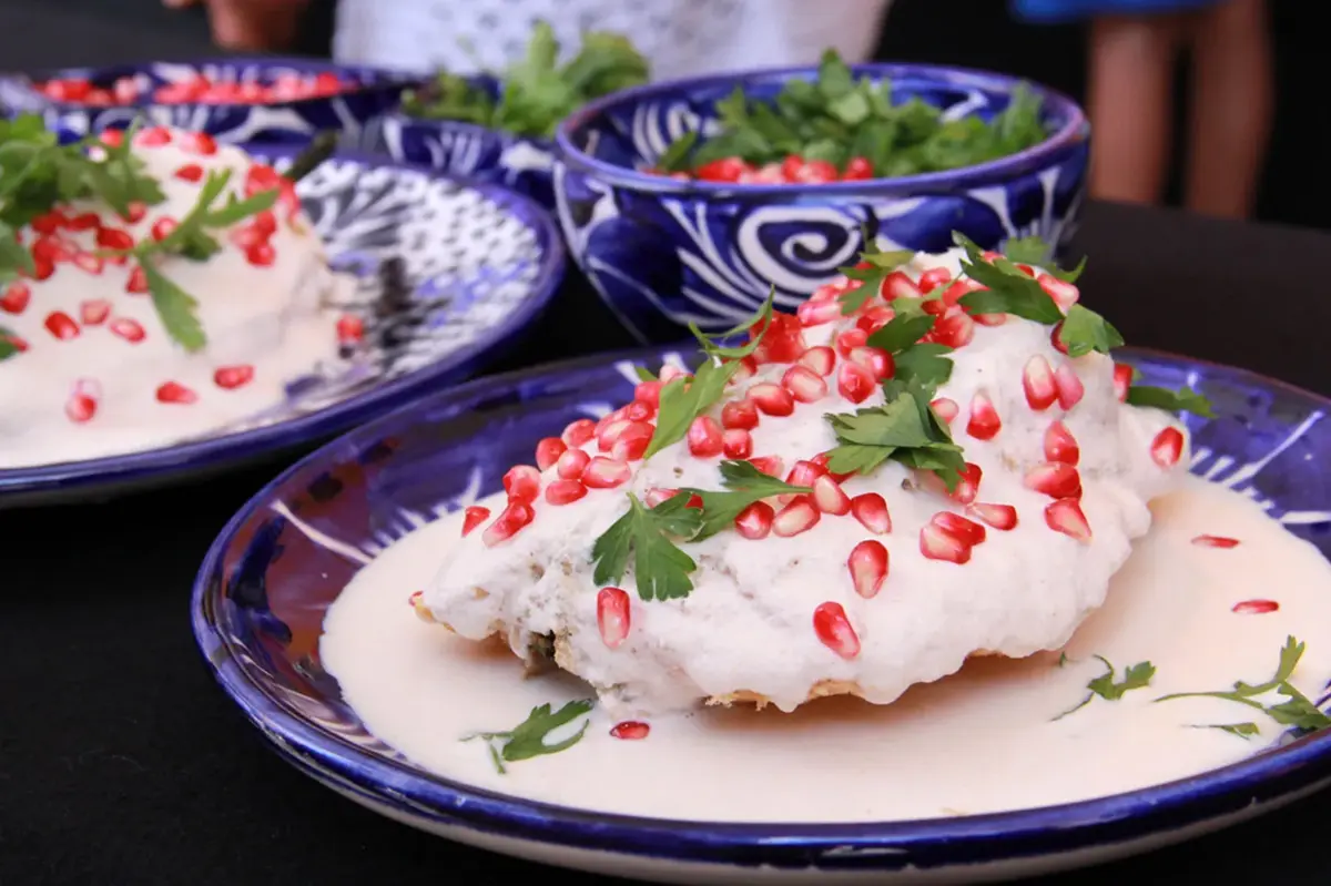 Disfruta del sabor tradicional de los chiles en nogada en Puebla. Foto: Cortesía