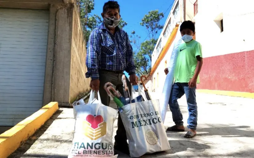 Tianguis del Bienestar entrega ropa, calzado, utensilios de cocina y más a miles de familias en Oaxaca y Guerrero Más de 1 millón de bienes incautados fueron repartidos entre familias de Guerrero y Oaxaca. Foto: Cortesía