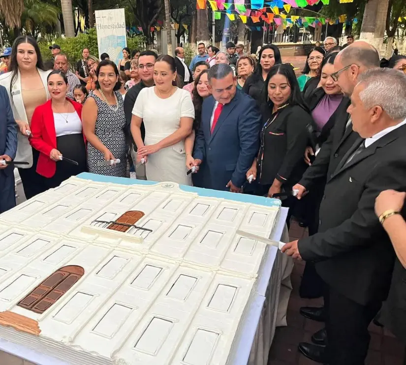 El pastel conmemorativo, dejó un delicioso sabor de boca para los asistentes.