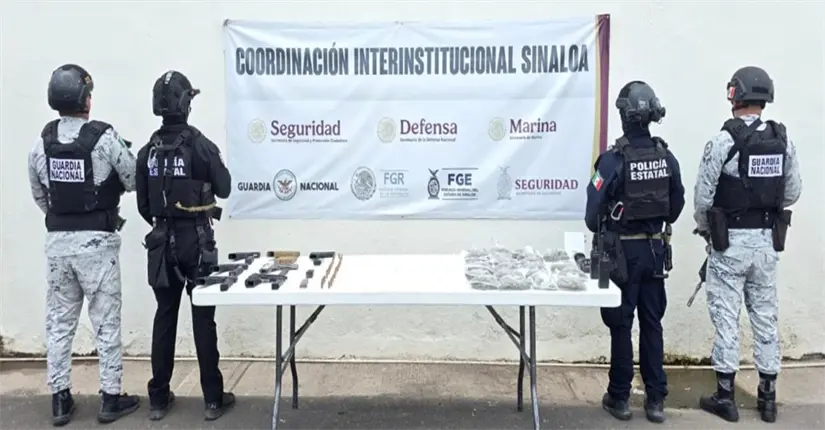 Armas y droga aseguradas en operativos en Sinaloa. Foto: SSPC