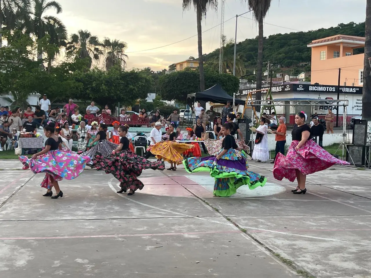 La comunidad de Urías disfrutando la presentación de danza folclórica