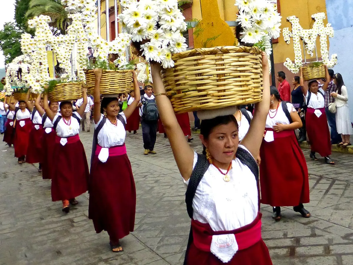 Mixtecos en festividades tradicionales de Oaxaca. Crédito Hecho en Oaxaca