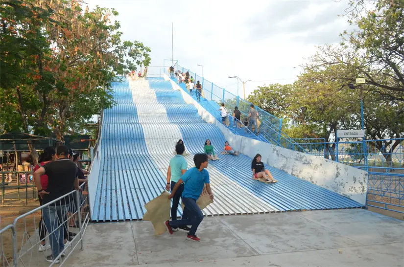 Un lugar para reír, recordar y compartir: la popular y gigante resbaladilla del Parque Culiacán 87 Un lugar para reír, recordar y compartir: la popular y gigante resbaladilla del Parque Culiacán 87. Foto: Juan Madrigal