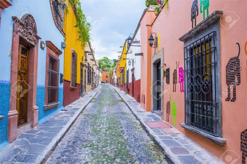 Colorido y tradición en calles de San Miguel Allende Guanajuato. Crédito 123 RF