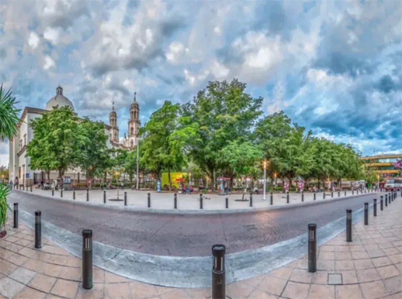 En 1969, siendo alcalde Don Mario Ramos, se integraron en un solo espacio las plazuelas Obregón y Centenario, cerrando la calle Ángel Flores, que en aquel tiempo estaba a un lado de la Catedral. Foto Miguel Ángel Victoria. Sinaloa 360