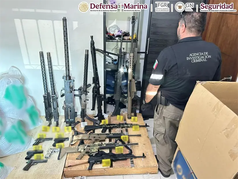Armamento decomisado en el fraccionamiento Urbivilla del Cedro, en el municipio de Culiacán. Armamento decomisado en el fraccionamiento Urbivilla del Cedro, en el municipio de Culiacán.