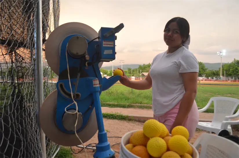 Kitzia Lozoya Jáuregui, encargada del proyecto, disfruta compartir con niños, jóvenes y adultos la pasión que su familia siente por el deporte. Kitzia Lozoya Jáuregui, encargada del proyecto, disfruta compartir con niños, jóvenes y adultos la pasión que su familia siente por el deporte. Foto: Juan Madrigal