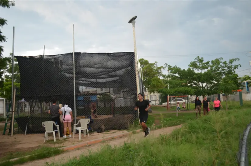 Practica béisbol y sóftbol en las jaulas de bateo en el campo deportivo CNOP. Practica béisbol y sóftbol en las jaulas de bateo en el campo deportivo CNOP. Foto: Juan Madrigal