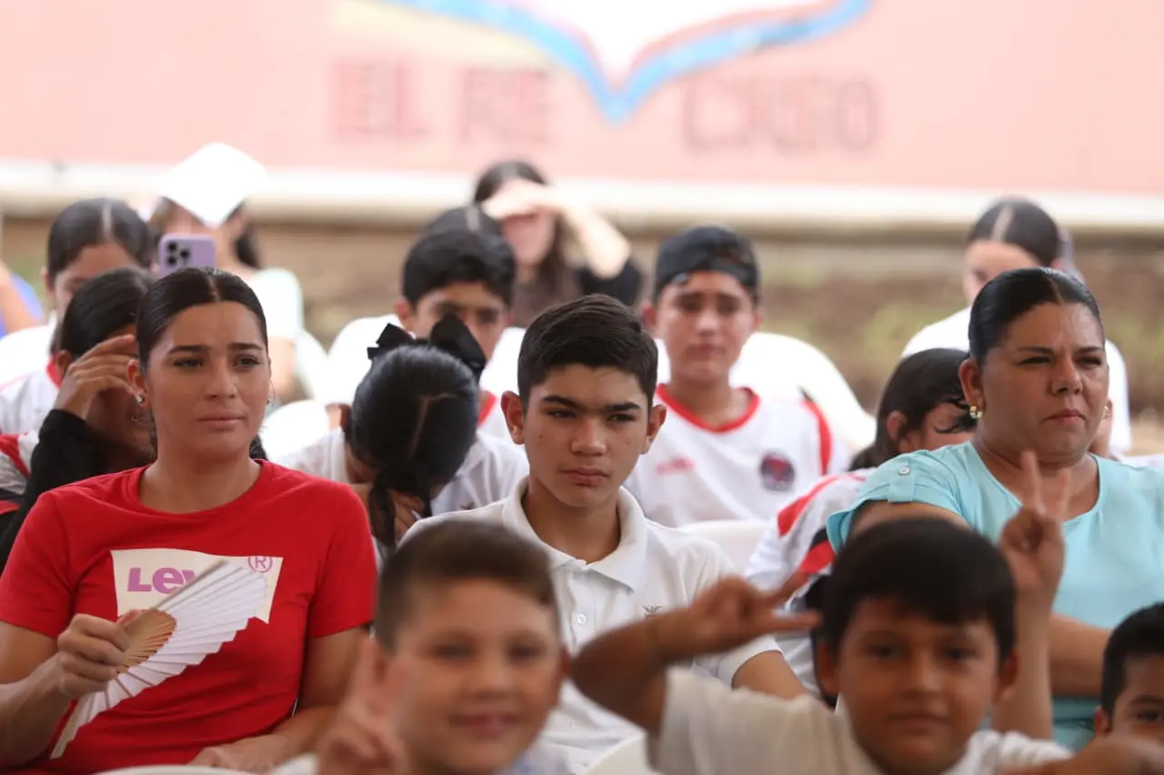 Apoyo escolar en comunidades rurales de Mazatlán: el IMJU entregó paquetes de útiles a alumnos de preescolar, secundaria y preparatoria.