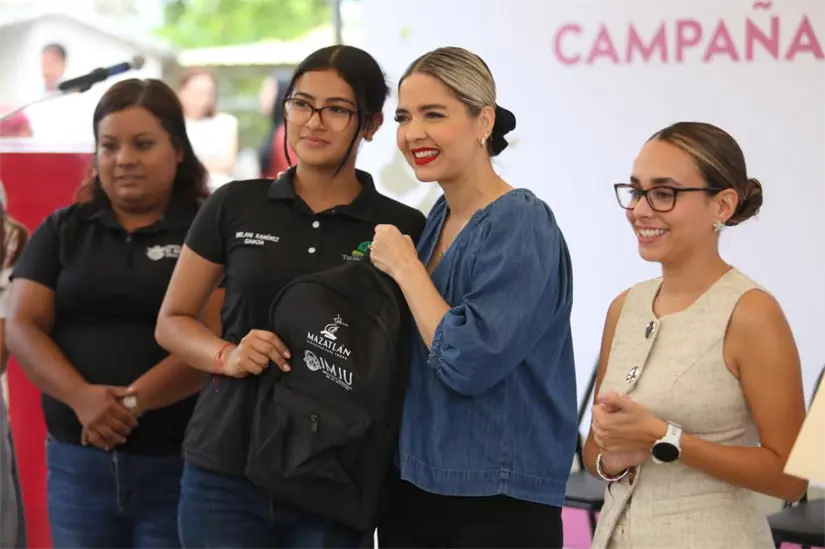 Con el arranque del ciclo escolar 2025-2026, 300 estudiantes de zonas rurales de Mazatlán serán beneficiados con mochilas y útiles escolares. Con el arranque del ciclo escolar 2025-2026, 300 estudiantes de zonas rurales de Mazatlán serán beneficiados con mochilas y útiles escolares.