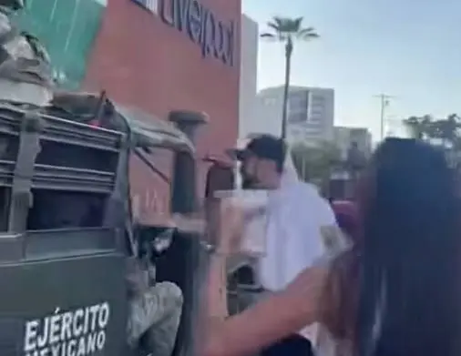 Jóvenes sinaloenses reconfortan a militares con café y agua en Culiacán Jóvenes sinaloenses reconfortan a militares con café y agua en Culiacán