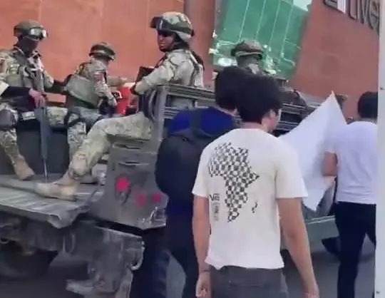 Esperanza en Culiacán: jóvenes reconocen a militares con un gesto solidario. Esperanza en Culiacán: jóvenes reconocen a militares con un gesto solidario.