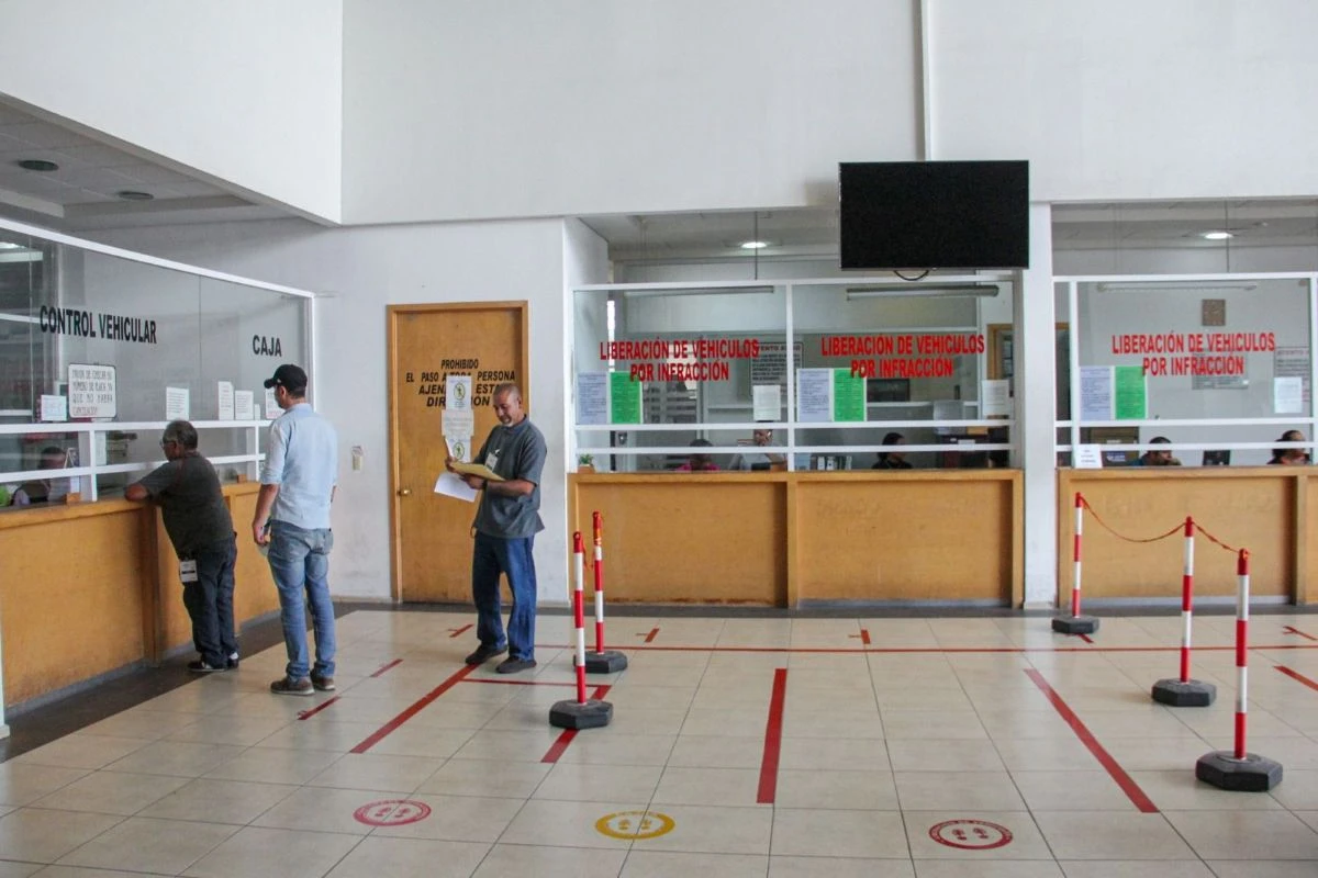 Trámite de la liberación de vehículos en la Pensión Municipal de Aguascalientes. Foto: Cortesía