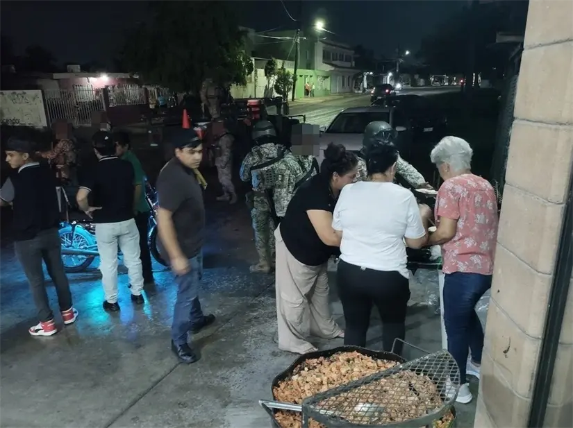 Lo que inició como una cena improvisada en la colonia Díaz Ordaz se convirtió en un acto de solidaridad, recordando que la paz se construye con gestos cotidianos de humanidad. Lo que inició como una cena improvisada en la colonia Díaz Ordaz se convirtió en un acto de solidaridad, recordando que la paz se construye con gestos cotidianos de humanidad. Foto: Juan Madrigal