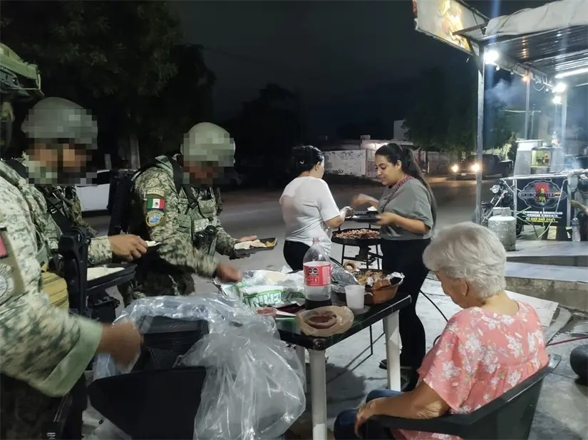 Culiacán se une en gratitud: militares reciben gesto de empatía y esperanza gracias a Grinch Grill. Culiacán se une en gratitud: militares reciben gesto de empatía y esperanza gracias a Grinch Grill. Foto: Juan Madrigal