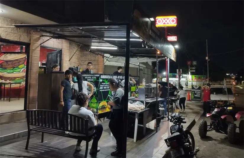 En Culiacán, Grinch Grill demuestra que la gastronomía puede ser también un acto de solidaridad, llevando sabor, calidez y esperanza a la comunidad y a quienes más lo necesitan. En Culiacán, Grinch Grill demuestra que la gastronomía puede ser también un acto de solidaridad, llevando sabor, calidez y esperanza a la comunidad y a quienes más lo necesitan. Foto: Juan Madrigal