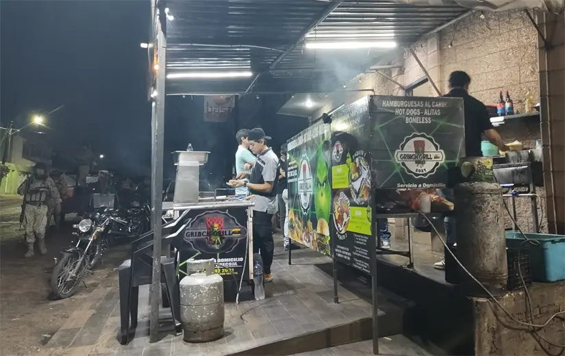 Grinch Grill y vecinos alimentan la esperanza: gesto de empatía hacia soldados en Culiacán. Grinch Grill y vecinos alimentan la esperanza: gesto de empatía hacia soldados en Culiacán. Foto: Juan Madrigal