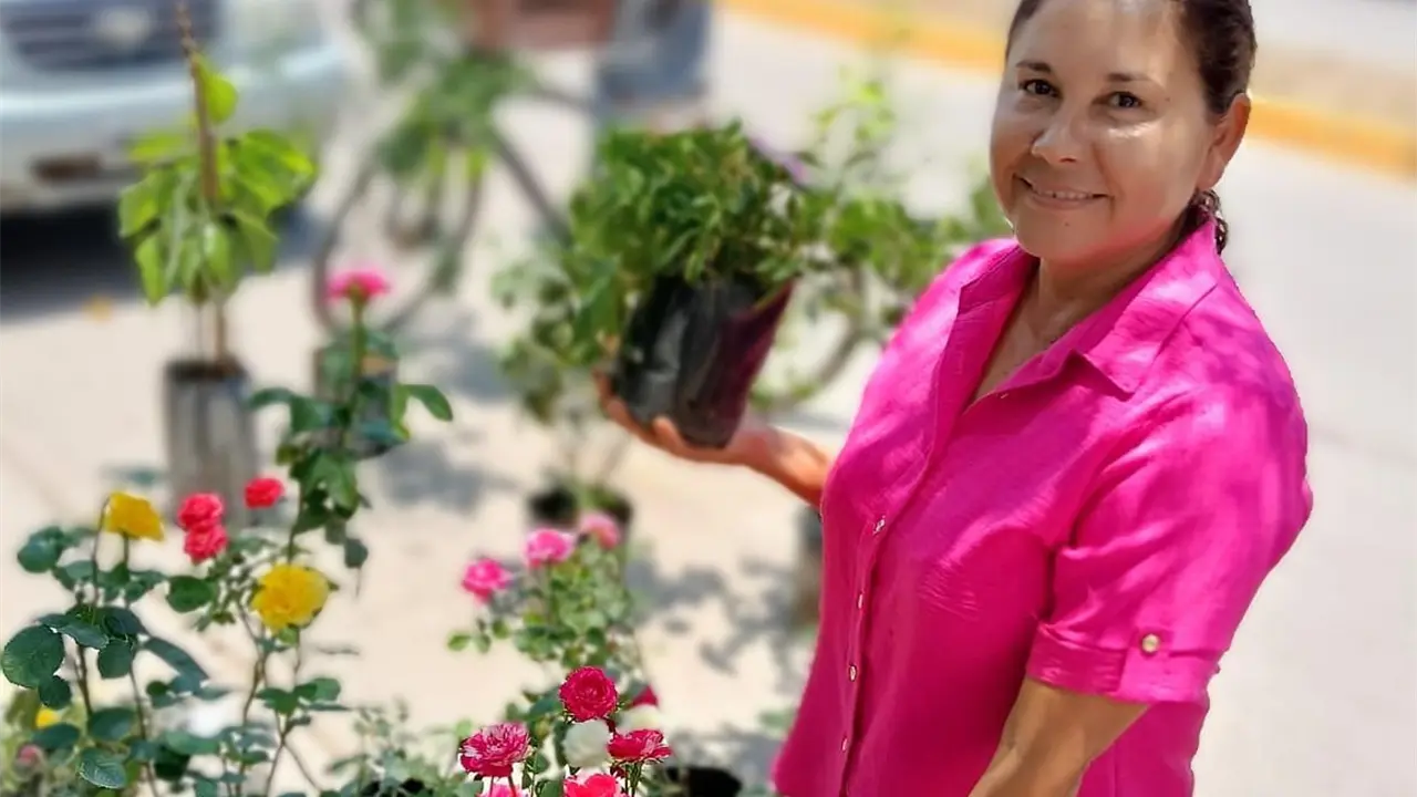 Rossy es una mujer apasionada por la naturaleza que comparte su amor a través de su negocio en el tianguis de la textilera en Navolato.