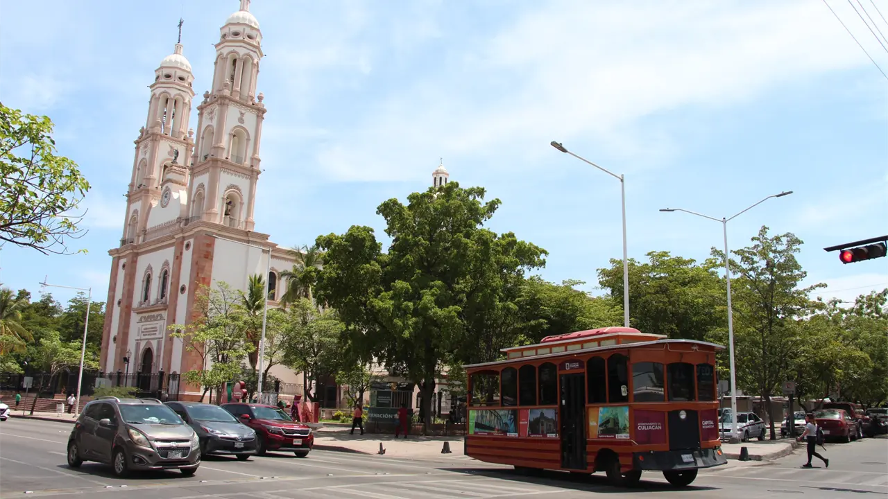 Pasea por Culiacán en el turibus. Foto: Cortesía.