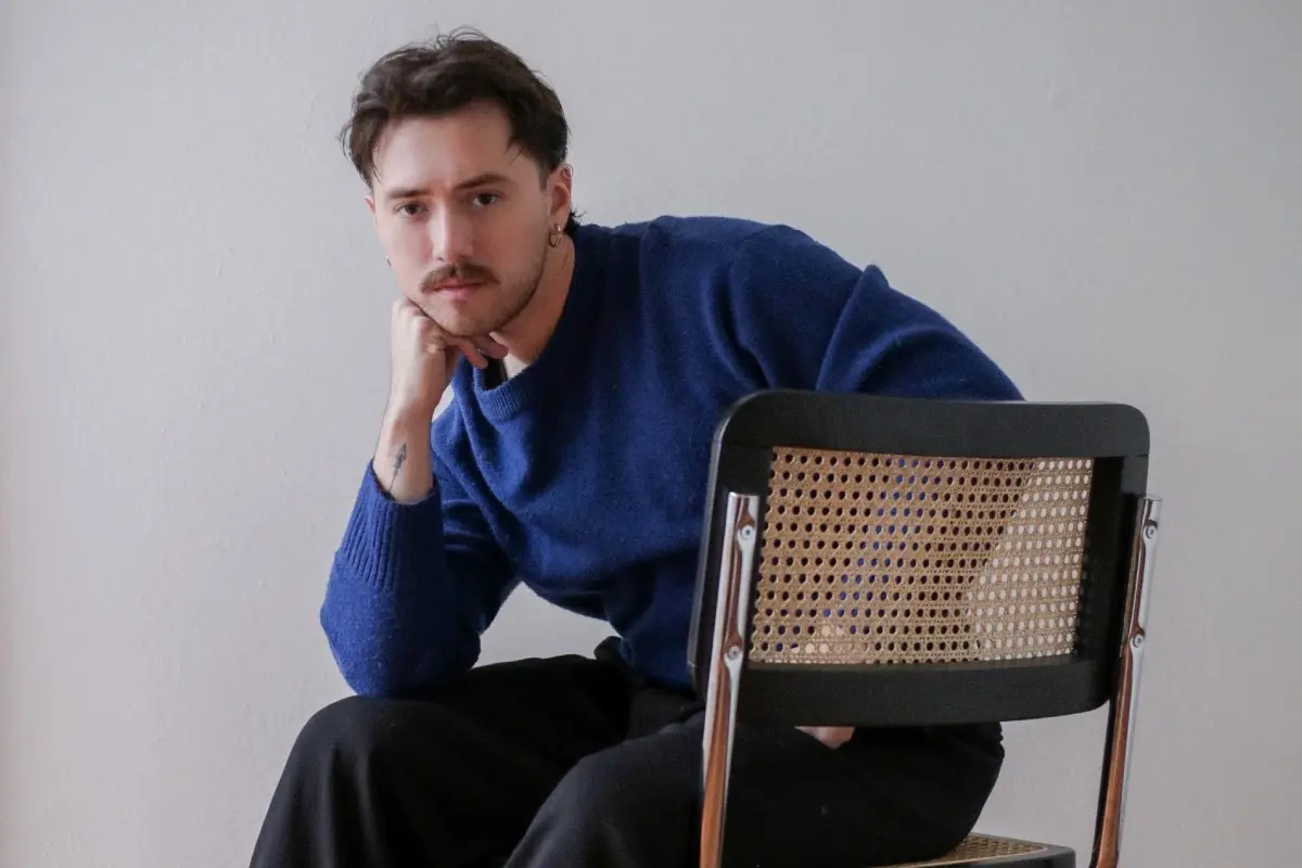 Alejandro Castañeda concibe su obra como un proceso en constante cambio. Se identifica con la escultura y el arte-objeto, pero reconoce que sus materiales y lenguajes visuales siguen transformándose. | Imágenes de cortesía