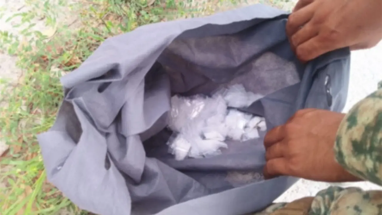 Autoridades federales y estatales decomisaron 108 dosis de cristal en Culiacán; la droga fue abandonada por un civil que huyó al ver a militares.