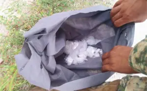 Intentó huir y dejó una bolsa con droga: aseguran más de 100 bolsitas de dosis de cristal en Culiacán
